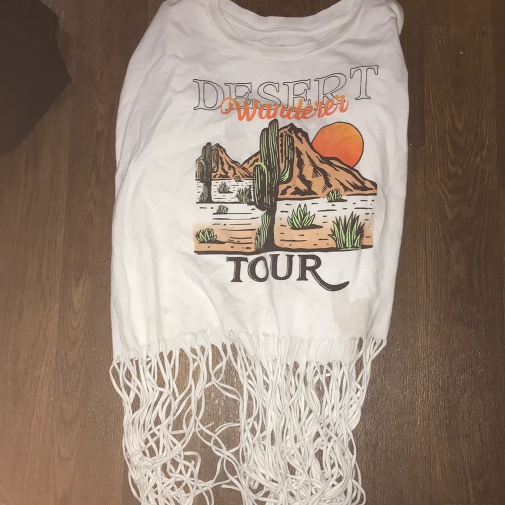 Graphic tee with hanging strings